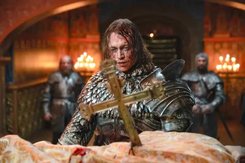 Darsteller Caleb Landry Jones als Prinz Vlad - Filmszene aus Dracula – Die Auferstehung