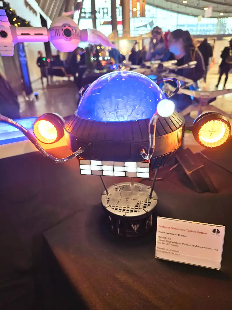 Futuristisches Roboter-Modell mit leuchtendem Gehirn