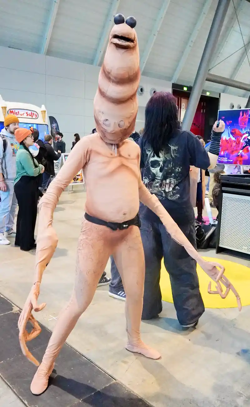 Person im grotesken Kreaturenkostüm auf Comic Convention Stuttgart 2025