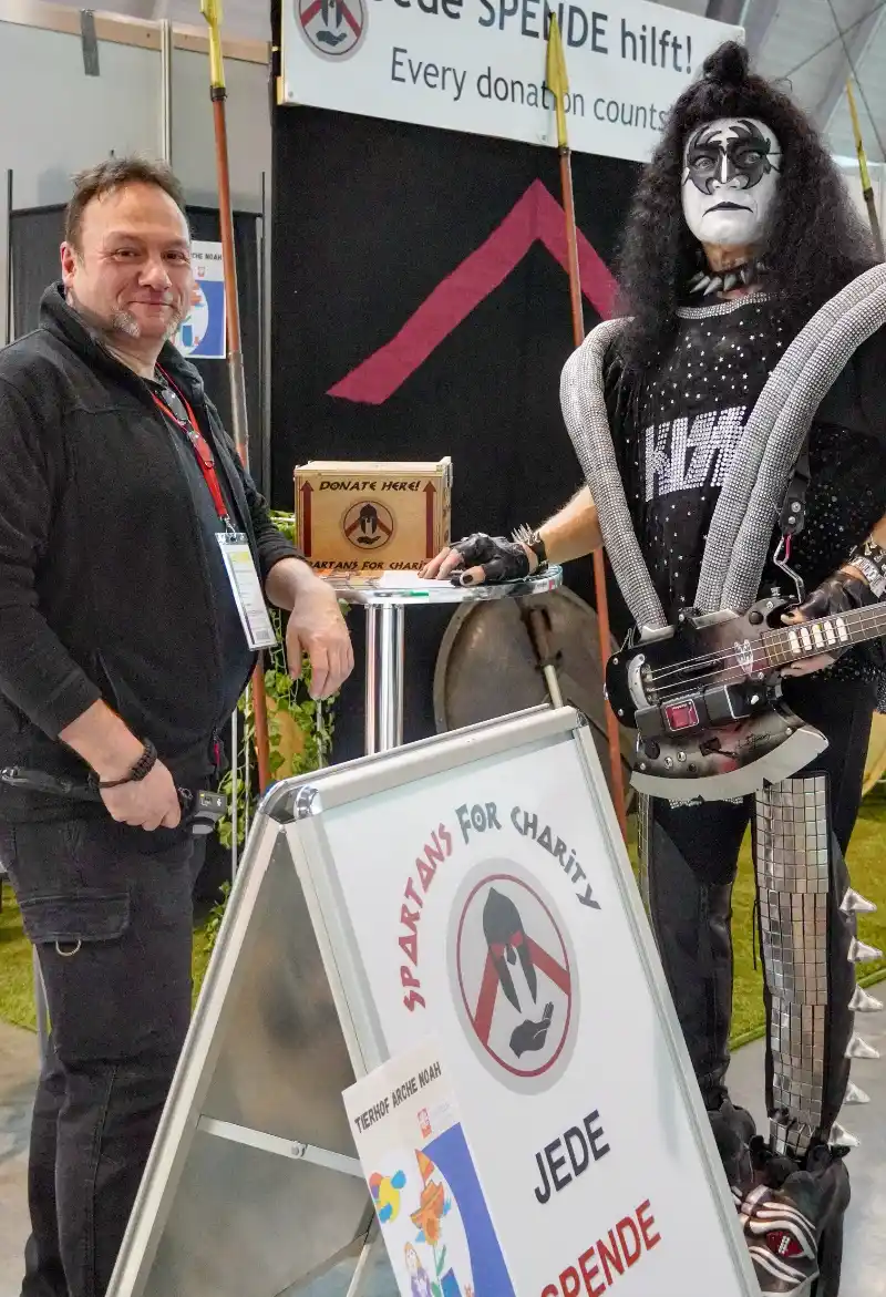 Zwei Männer einer davon gekleidet wie ein Glam-Metal Rockstar auf der Comic Convention in Stuttgart