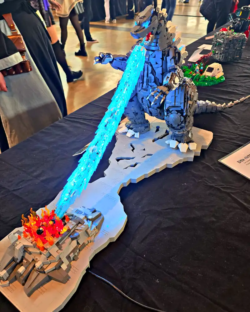 Eine feuerspeiende Monsterfigur gebaut aus Klemmbausteinen