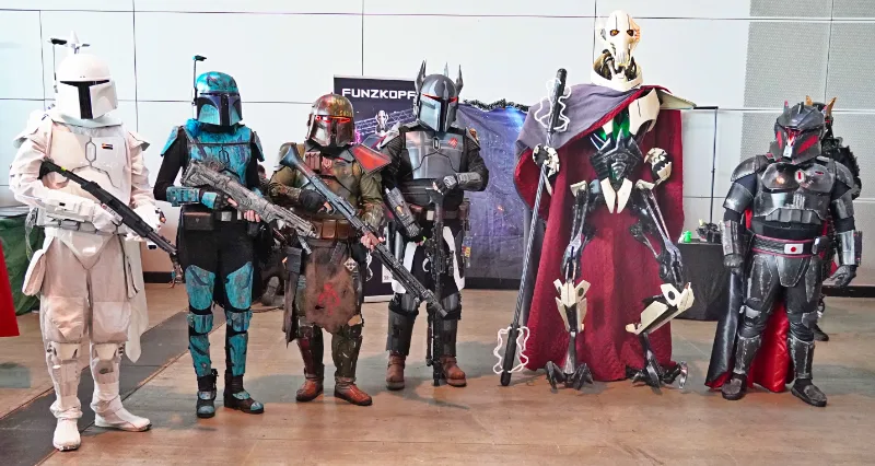 Eine Gruppe von verkleideten Star Wars Cosplayern die für Gruppenfotos parat standen