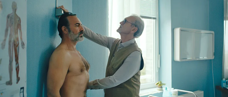 Paul (Jean Dujardin) beim Arzt der seine Körpergröße miss - Filmszene - Der Mann der immer kleiner wurde
