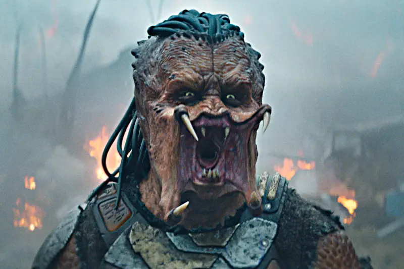 Yautja Dek (Dimitrius Schuster-Koloamatangi) mit aufgerissenem Maul, schreiend - in Predator: Badlands