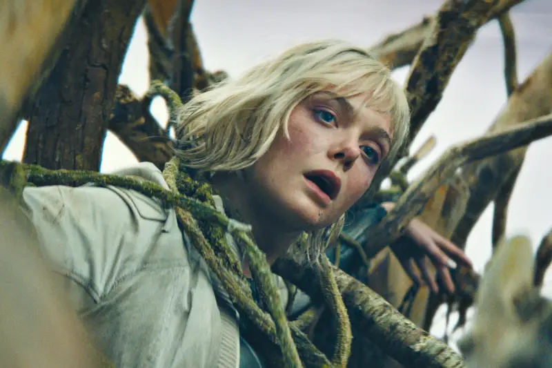 Elle Fanning als Androdidin Thia gefesselt mit Ranken - Szene aus Predator: Badlands