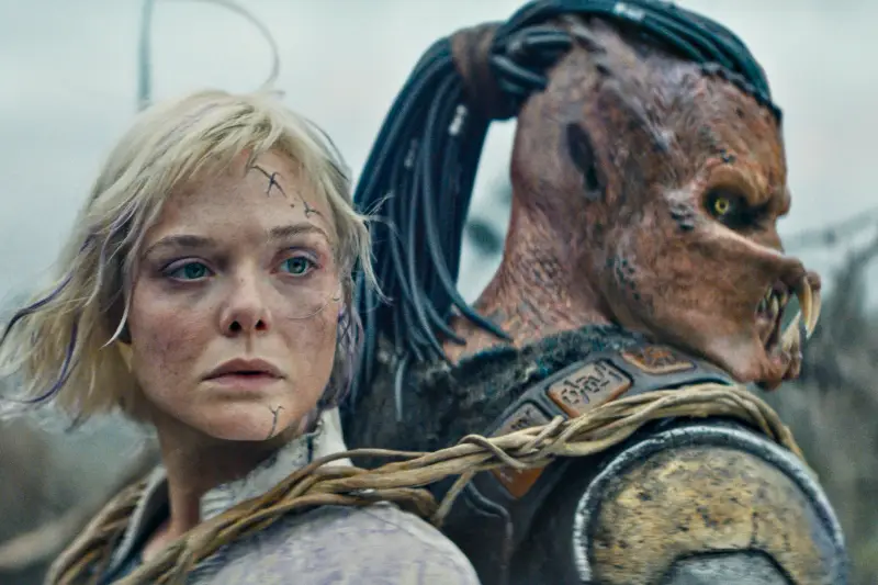 Elle Fanning und Dimitrius Schuster-Koloamatangi als Androidin Thia und Yautja Dek - Szene aus Predator: Badlands