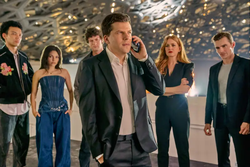 Die Unfassbaren 3- Jesse Eisenberg als J. Daniel Atlas steht mit einem Smartphone vor seinen Mitstreitern - Filmszene