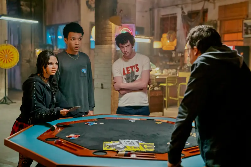 Filmszene aus Die Unfassbaren 3 - Ariana Greenblatt als June, Justice Smith als Charlie und Dominic Sessa als Bosco stehen an Jesse Eisenberg als J. Daniel Atlas in ihrem Versteck gegenüber