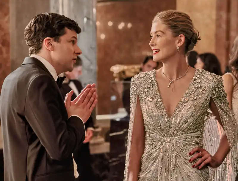 Filmszene aus Die Unfassbaren 3: Jesse Eisenberg als Atlas und Rosamund Pike als Veronika, beide elegant gekleidet auf einer Gala