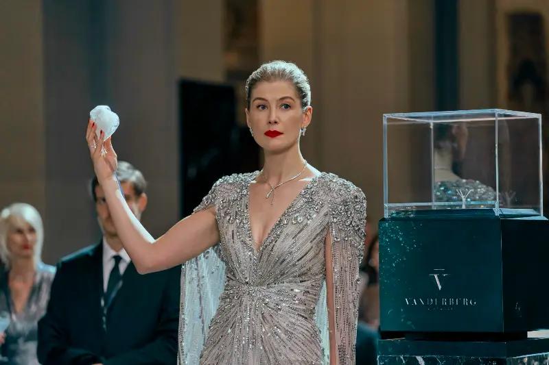 Veronika Vanderberg (Rosamund Pike) präsentiert im Abendkleid einen großen Diamanten - Filmszene aus Die Unfassbaren 3