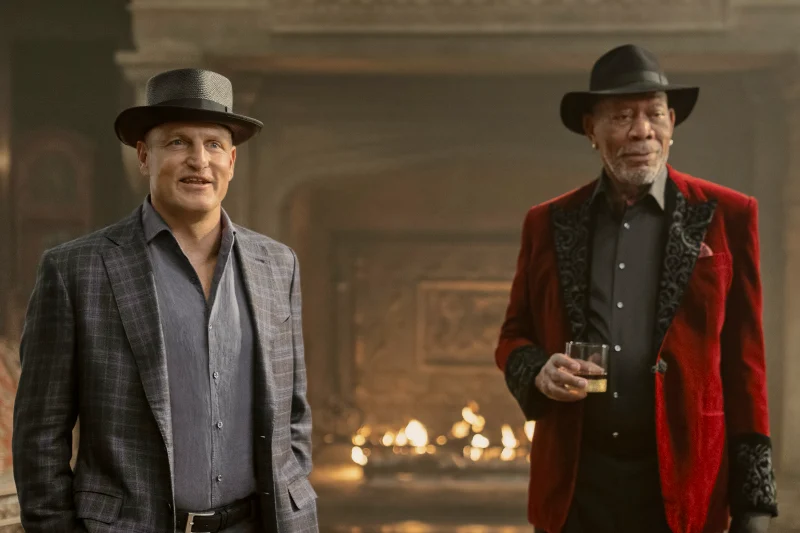 Merrit (Woody Harrelson) und Thaddeus Bradley (Morgan Freeman) vor einem Kamin - Filmszene aus die Unfassbaren 3