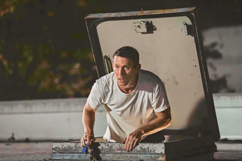 Channing Tatum steigt als Jeffrey Manchester über ein Dach in ein Gebäude ein - Szene aus Der Hochstapler