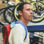 Mann mit Rucksack (Channing Tatum) in Fahrradgabtreilung vor Fahrrädern - Filmszene