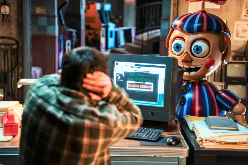 Ein Mann erschrickt vor einer Animatronic – Five Nights at Freddy's 2