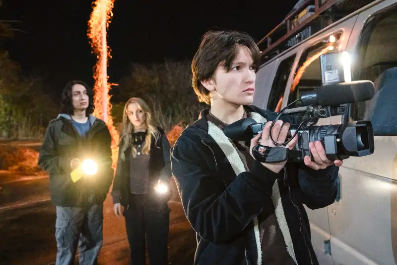 Ein Mann mit Kamera und eine Mann und eine Frau mit Taschenlampen vor Van - Five Nights at Freddy's 2