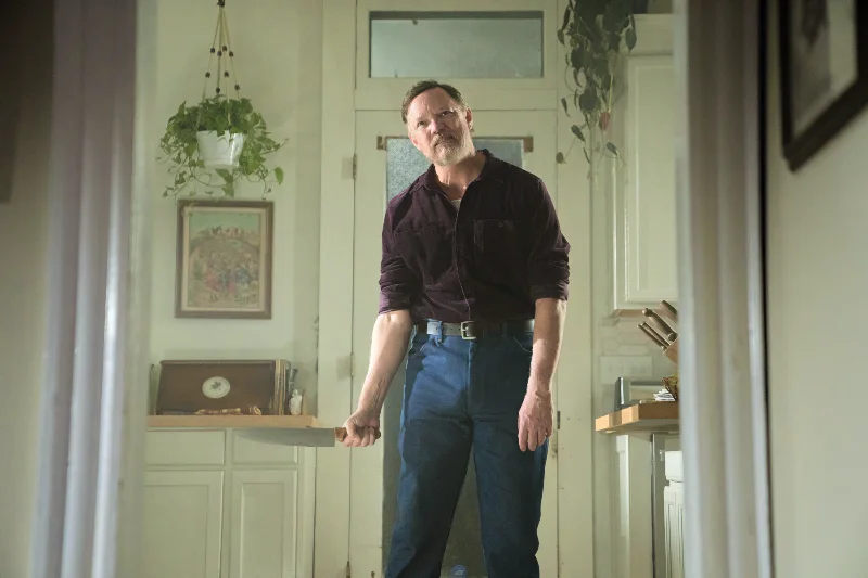 Ein Mann im Flur mit Küchenmesser - Five Nights at Freddy's 2