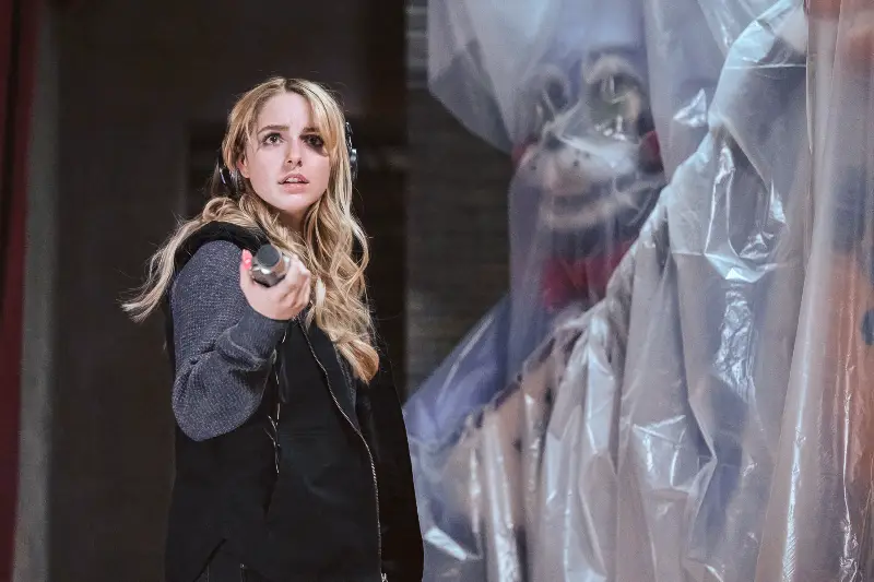 Eine Frau mit Mikrofon vor Animatronic - Five Nights at Freddy's 2