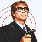 Mann (Darsteller Michael Caine) mit Brille und Pistole vor Zielscheibe - Filmposter Ausschnitt von dem Film das Milliarden-Dollar-Gehirn