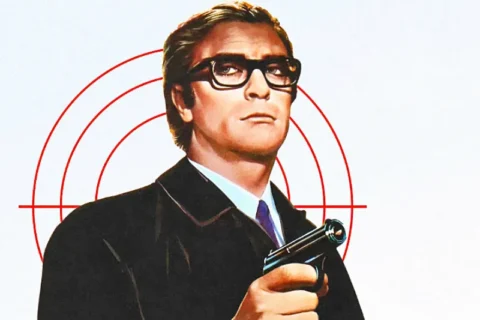 Mann (Darsteller Michael Caine) mit Brille und Pistole vor Zielscheibe - Filmposter Ausschnitt von dem Film das Milliarden-Dollar-Gehirn