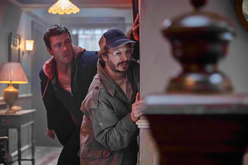 Zwei Männer spähen vorsichtig um eine Ecke - Szenen Running Man 2025