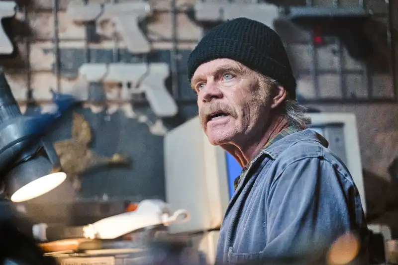 Älterer Mann mit Mütze in Werkstatt - Filmszene The Running Man 2025