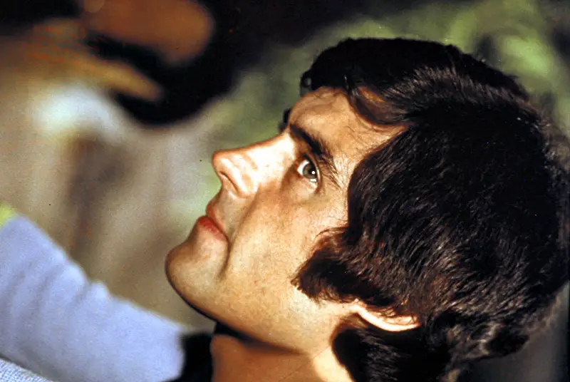 Ian McShane als Anthony blickt berechnend aus Sheila (1973)