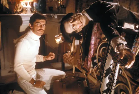 Richard Benjamin als Tom mit einer blutigen Puppe aus Sheila 1973