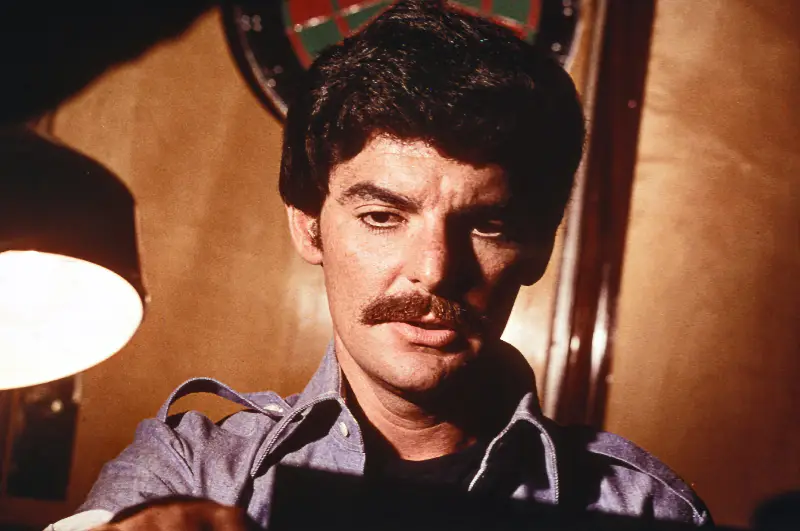 Richard Benjamin als Tom wirkt überrascht aus Sheila 1973