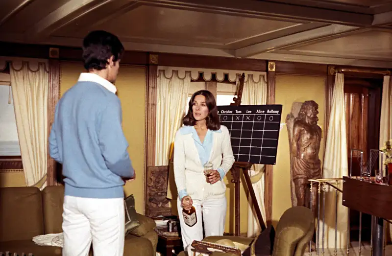 Richard Benjamin als Tom und Joan Hackett als Lee mit Whiskey Flasche aus Sheila 1973