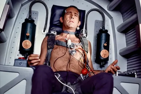 Schauspieler Ian Hendry als John Kane beim Astronauten Belastungstest in einem Raketen-Simulator - Filmszene Unfall im Weltraum