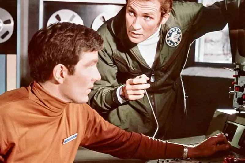 Zwei Männer in Kontrollraum mit Computerbänder-Maschinen - Szene aus Unfall im Weltraum