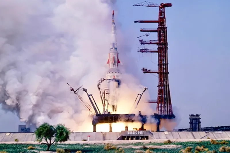 Raketenstart von Startplattform mit Rauch und Flammen - Szene aus Unfall im Weltraum