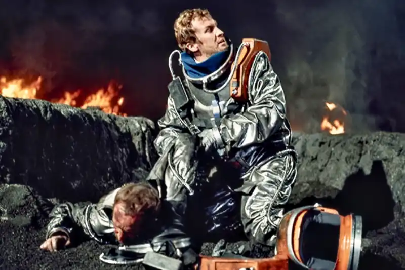 Zwei Astronauten in Raumanzügen vor brennender Landschaft - Szene aus Unfall im Weltraum