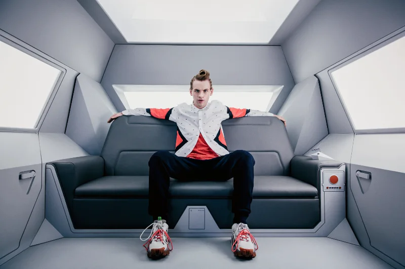 Bruce Langley als Gott Techno Boy aus American Gods