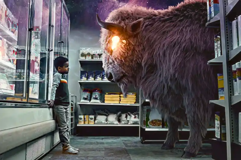 Ein kleiner Junge steht vor einem mystischen Stier - Szene aus American Gods