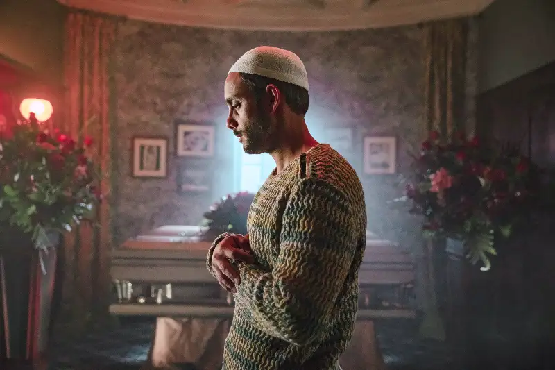 Omid Abthai als Salim aus American Gods
