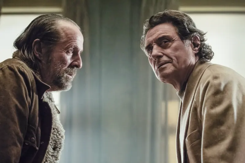 Peter Stormare als Czernobog und Ian McShane als Mr. Wednesday aus American Gods