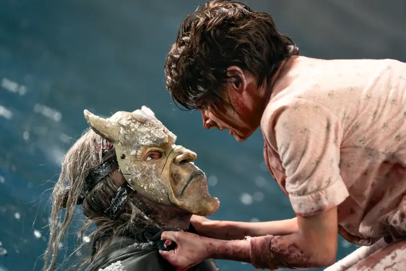 Madeline McGraw als Gwen und Ethan Hawke als Greifer in Eiswasser-Szene aus Black Phone 2