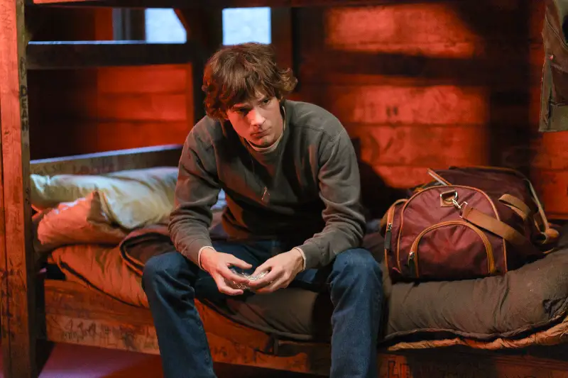 Mason Thames als Finn sitzend auf einem Stockbett aus Black Phone 2