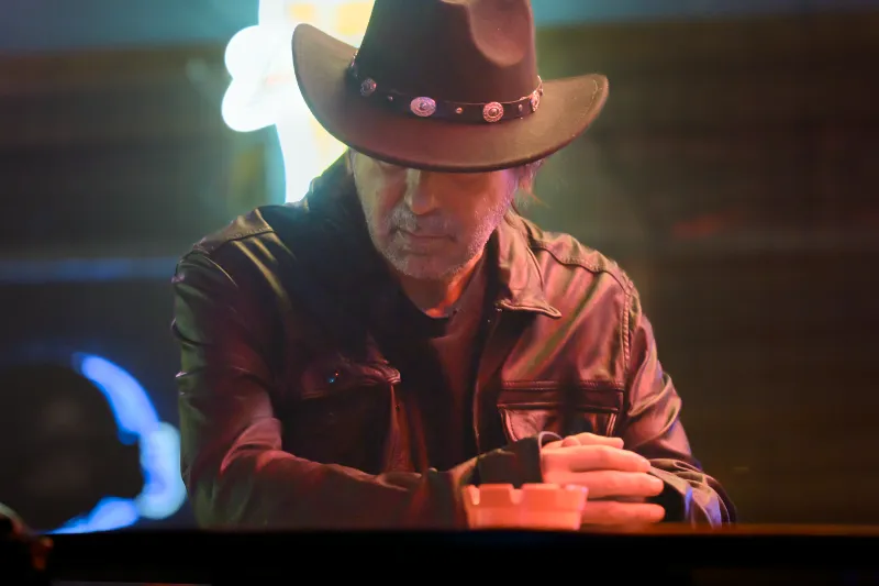 Jordi Mollà als Alejandro in einer Barszene in Hunting Season