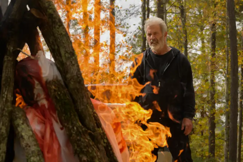 Mel Gibson als Bowdrie an brennendem Scheiterhaufen in Hunting Season