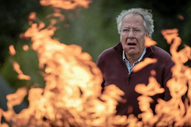 Geoffrey Rush als Mortensen steht hinter Flammen - aus The Rule of Jenny Pen