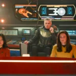 Drei Schauspieler auf der Brücke eines Raumschiffs in Star Trek