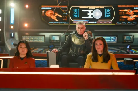 Drei Schauspieler auf der Brücke eines Raumschiffs in Star Trek