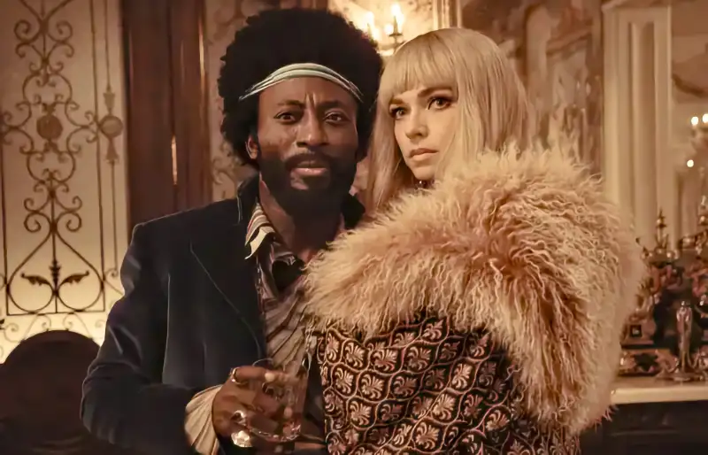 Mann und Frau in 70er-Jahre-Mode in elegantem Interieur