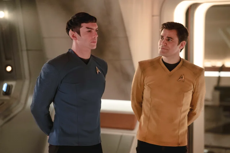 Zwei Männer in Star-Trek-Uniformen an Bord eines Raumschiffs