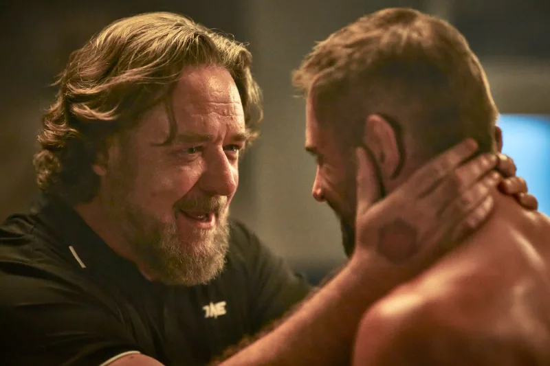 Zwei Männer blicken sich intensiv in die Augen, bevor es in den MMA-Ring geht