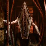 Pyramid Head aus Silent Hill in düsterem Korridor