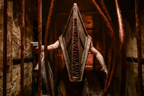 Pyramid Head aus Silent Hill in düsterem Korridor