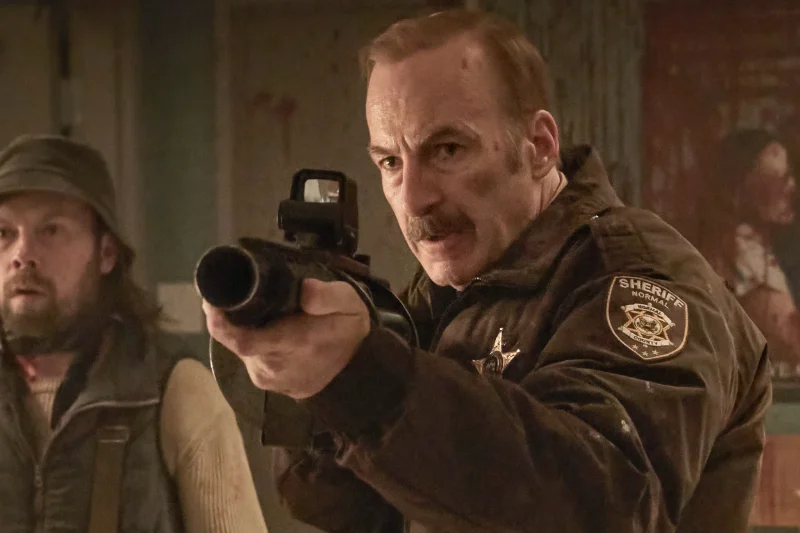Sheriff zielt mit Gewehr in dramatischer Actionszene